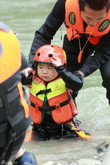 组图：五爸挑战高空跳水 杨威后空翻震惊全场