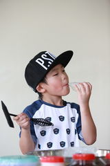 组图：Kimi带队做刨冰 俊俏外形让多多分不清