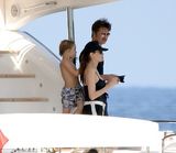 组图：安吉丽娜-朱莉/布拉德-皮特婚后甜蜜度假 亲密抚摸超有爱