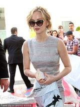 组图：这次没摔倒！劳伦斯变瘦变美裙摆飞扬