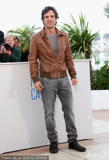 组图：《狐狸猎手》塔图姆客串摄影师耍宝不停