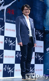 组图：朴有天宣传新片心情超好笑不停