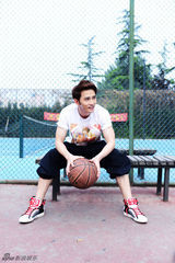 组图：徐正曦夏日街拍阳光帅气演绎灌篮高手