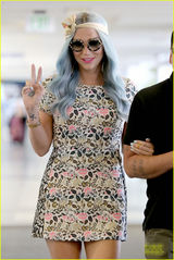 组图：钱妞Kesha手挽壮男 碎花短裙秀长腿