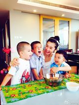 组图：李冰冰素颜为外甥庆生亲做蛋糕母爱爆棚