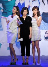 组图：《闺蜜》三大美女陈意涵薛凯琪杨子珊相约票房过6亿裸泳庆祝