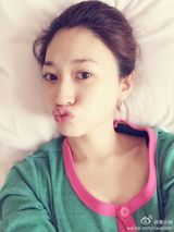 组图：李小冉自拍9连弹 嘟嘴闭眼搞怪卖萌美翻