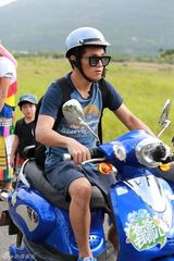 组图：爸爸2体验台湾风情 老爸萌娃变机车少年