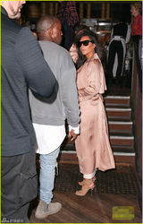 组图：卡戴珊紧挽老公秀恩爱 胸大如球诱惑难挡