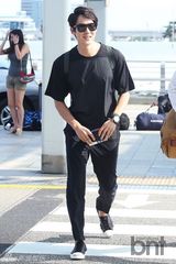 组图：韩星柳演锡现身机场 休闲黑装魅力足