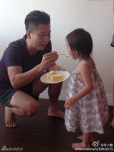 组图：李小鹏庆生派对 妻子比基尼出镜奥莉超萌