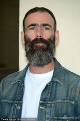 组图：《旁道》发布 导演大胡子抢镜女主献飞吻