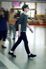 组图：井柏然着黑色得心应手 时尚感十足