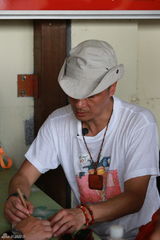 组图：熊爸萌娃集市叫卖 老爸刷脸宝贝卖萌