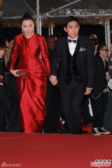 组图：梁朝伟刘嘉玲挽手亮相 刘嘉玲红裙高贵