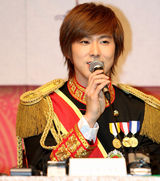 幻灯图：音乐剧《宫》发布会 郑允浩出席帅气亮相