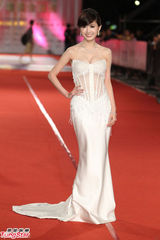 组图：翁滋蔓搭档梁赫群 白色性感透视装主持红毯