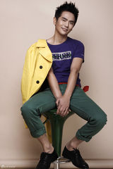 组图：张晓龙俏皮写真玩转色彩时尚