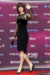 组图：韩孝珠透视黑裙走红毯神秘性感