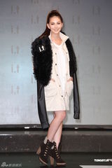 组图：周杰伦绯闻女友昆凌一改甜美变性感酷妹