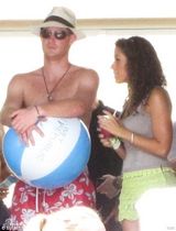 组图：哈里王子再搞泳池派对 泳装美女如云