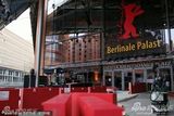 高清组图：柏林电影宫外忙碌不停 工作人员紧张布置