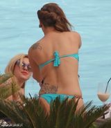 组图：Gaga酒店泳装似美人鱼 瘦身明显对歌迷飞吻