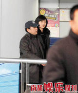 幻灯：水均益低调离婚已三年 新娇妻曝光小其13岁