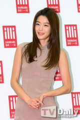 组图：全智贤无袖裙美丽冻人显成熟韵味