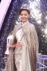 组图：2011港姐5号朱晨丽夺冠 与母亲相拥难掩激动