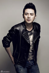 组图：余少群写真突破形象 浓眉白面变型男