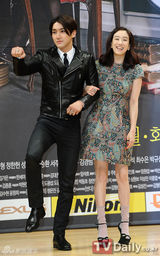 组图：《电视剧之王》发布 崔始源中分头表情搞怪