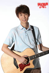 组图：“音乐怪咖”王启快男舞台大唱神曲