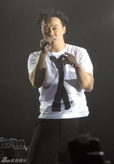 幻灯组图：陈奕迅上海连唱3晚 不以造型为卖点 