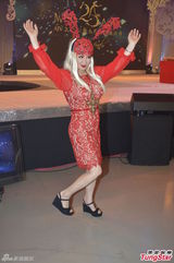 组图：宫雪花火红蕾丝扮Gaga抢镜 为亚姐支招