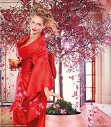 组图：乌玛-瑟曼东方魅力大片 红裙喜庆秀美腿