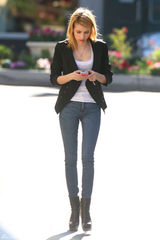 高清组图：艾玛-罗伯兹街拍 小西装外套搭配潮鞋