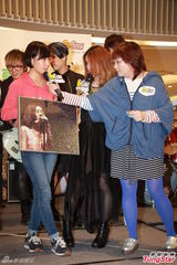 组图：严爵白安办签唱会 闻AV阿信裸照愕然