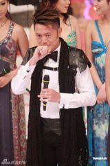 组图：蔡一杰被捕后首度登台 台上光鲜台下低调沉默