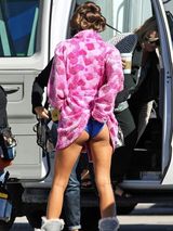 组图：妮娜-阿格达睡衣出街 当众撩衣露臀提裤