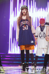 组图：神话新曲夺冠吻奖杯 SHINee钟铉银发回归