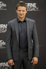 组图：《谍影重重4》记者会杰瑞米帅气亮相