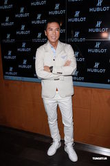 组图：甄子丹避谈赵文卓 纽约遇90岁粉丝