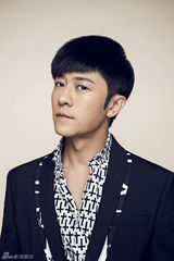 组图：林申清新混搭风 招牌笑容释放致命吸引力