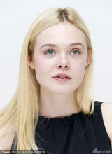 组图：朱莉宣传新片撩发魅惑 范宁黑裙雪肤娇嫩