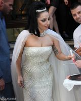 组图：Gaga穿婚纱浓妆亮相 胸部澎湃再发福