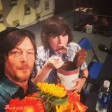 组图：《行尸走肉》卡尔戏外狂吃布丁 弩哥自拍