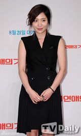 组图：姜艺媛出席发布会 透视黑衣显性感