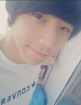 组图：清华校草李润东走红 女妆照生活照颜值爆表