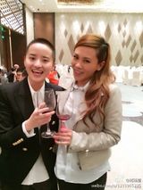 组图：奶茶千金蒋瑶嘉身家30亿 板寸短发个性足